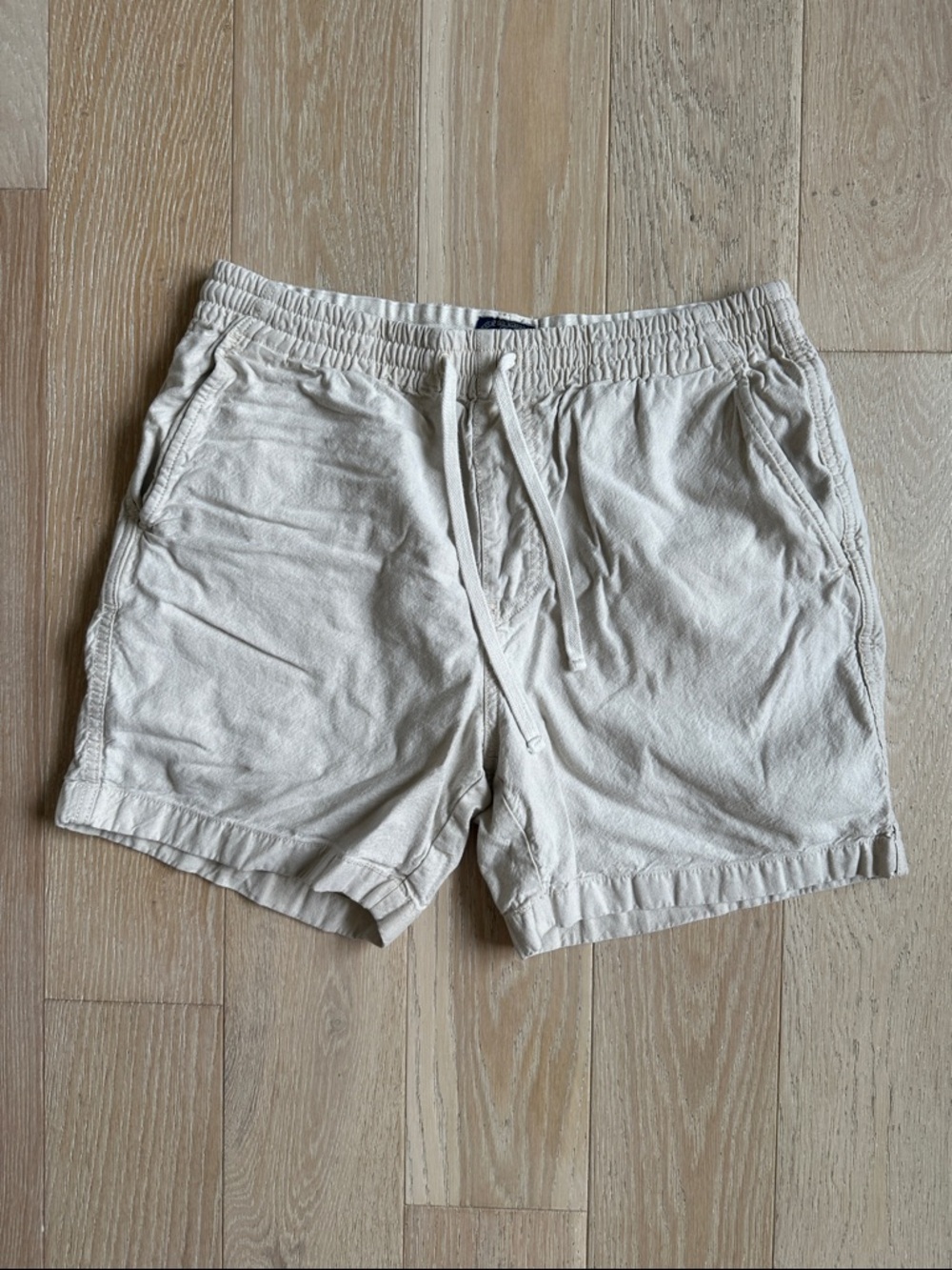 J. Crew Men's Everyday Drawstring Shorts - Light Beige Size Medium 5.5” inseam